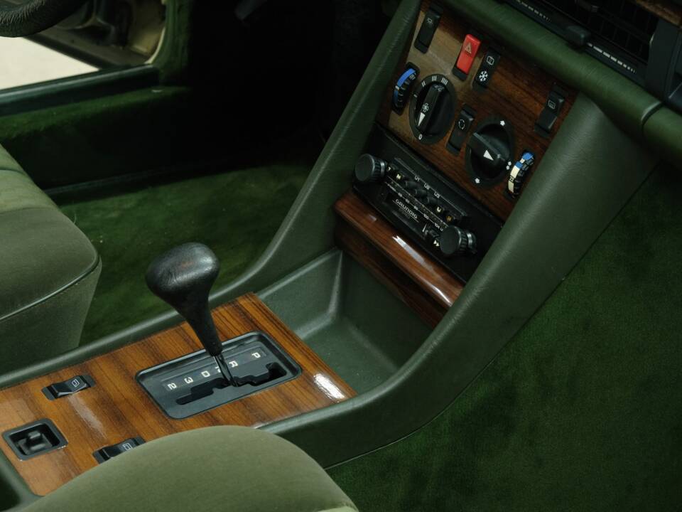Bild 23/50 von Mercedes-Benz 280 SE (1984)