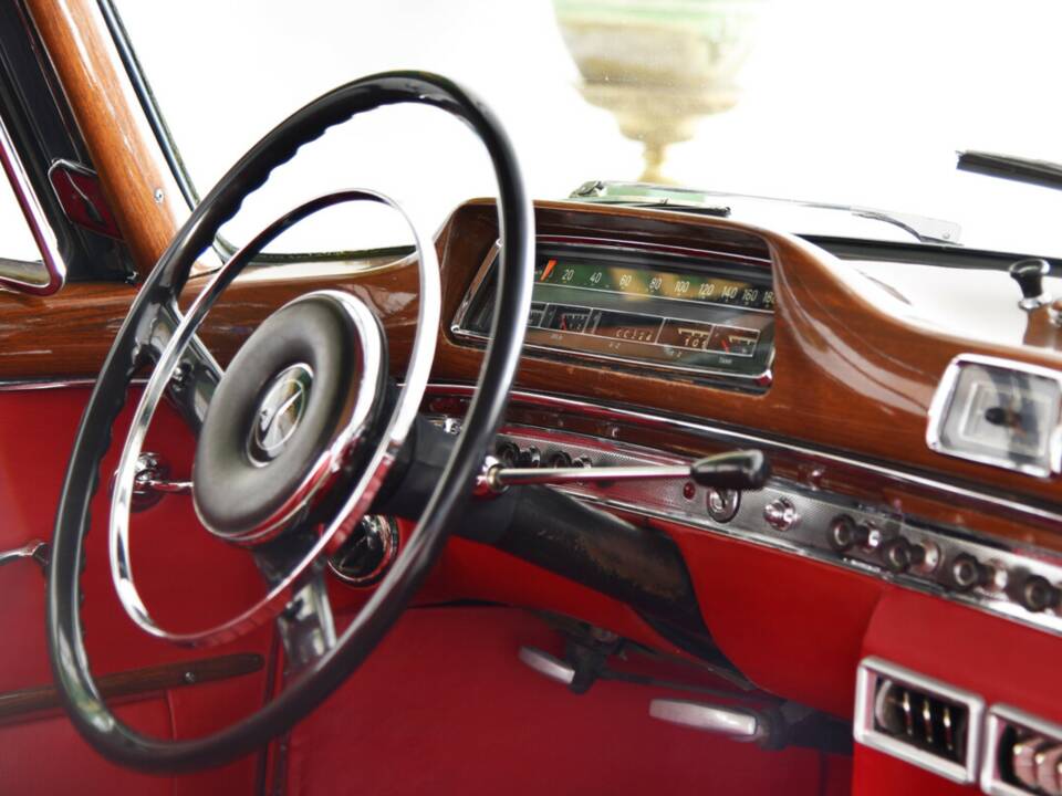 Bild 33/38 von Mercedes-Benz 220 SE (1960)