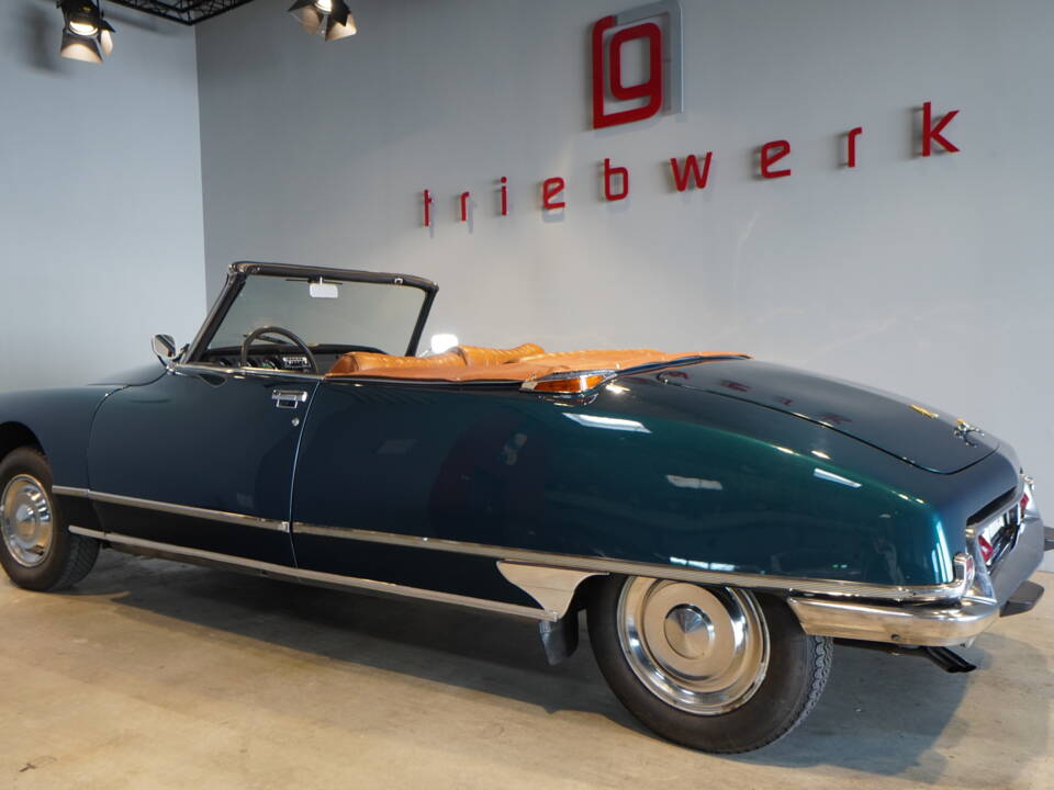 Image 2/21 of Citroën DS 20 (1972)