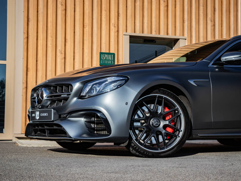 Bild 2/28 von Mercedes-Benz AMG E 63 S 4MATIC+ T (2017)