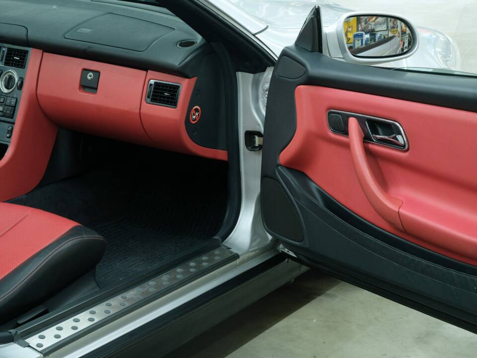 Immagine 23/50 di Mercedes-Benz SLK 230 Kompressor (1996)