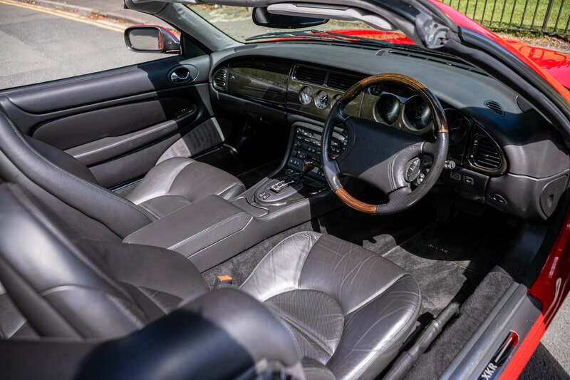 Image 2/33 of Jaguar XK8 4.0 (1999)