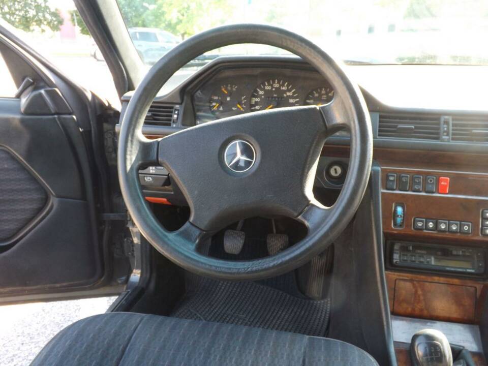 Image 16/50 of Mercedes-Benz 250 TD Turbo (1992)