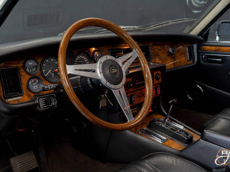 Image 10/22 of Jaguar XJ 12 (1986)