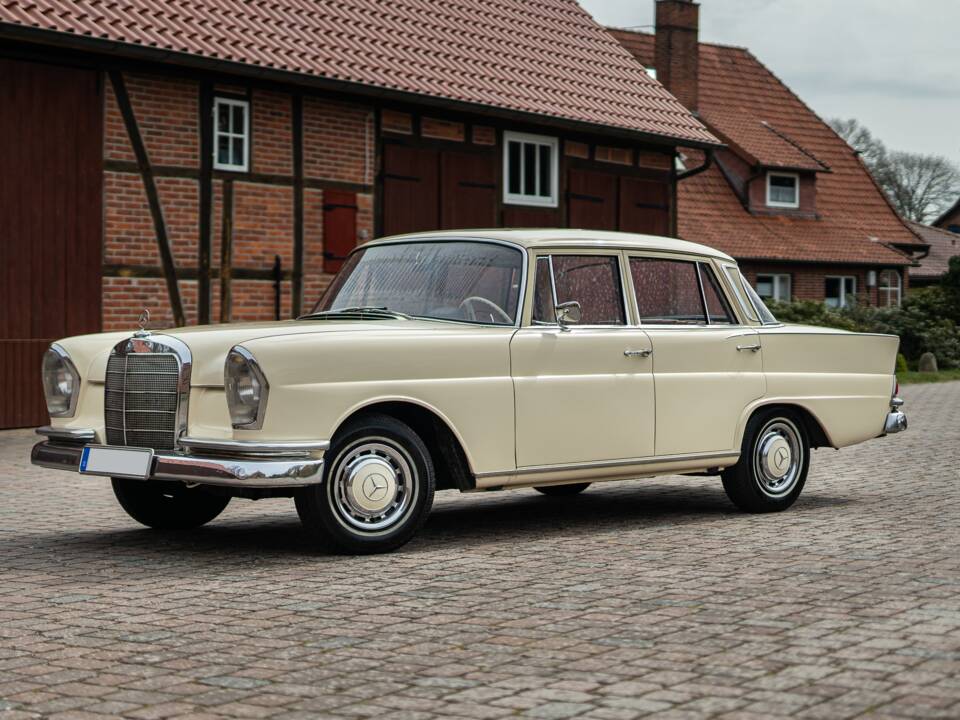 Image 1/42 of Mercedes-Benz 220 SE b (1965)