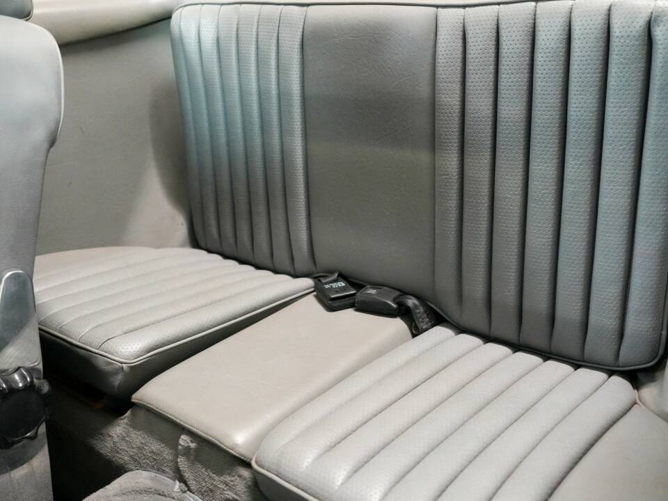 Afbeelding 4/24 van Mercedes-Benz 560 SL (1988)