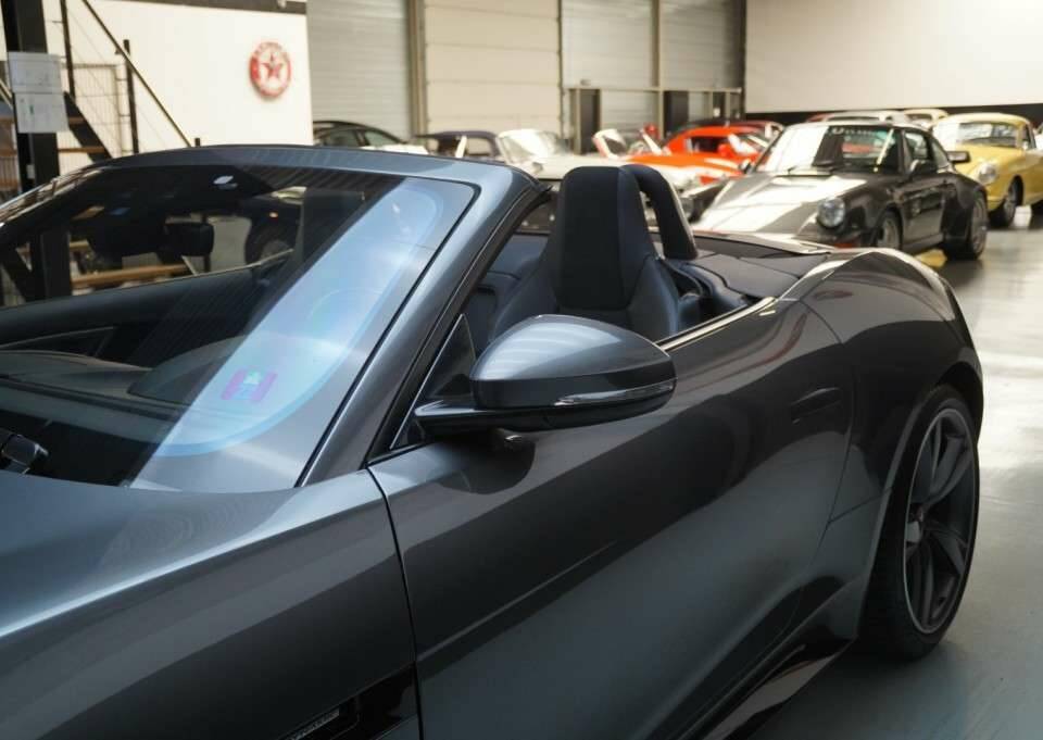 Image 48/50 of Jaguar F-Type (2019)