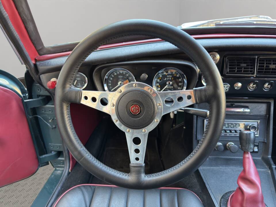 Image 14/23 de MG MGB GT (1972)