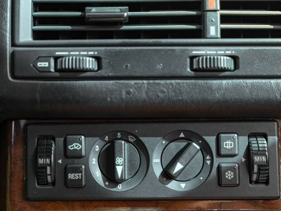 Image 42/50 of Mercedes-Benz 300 SL (1990)