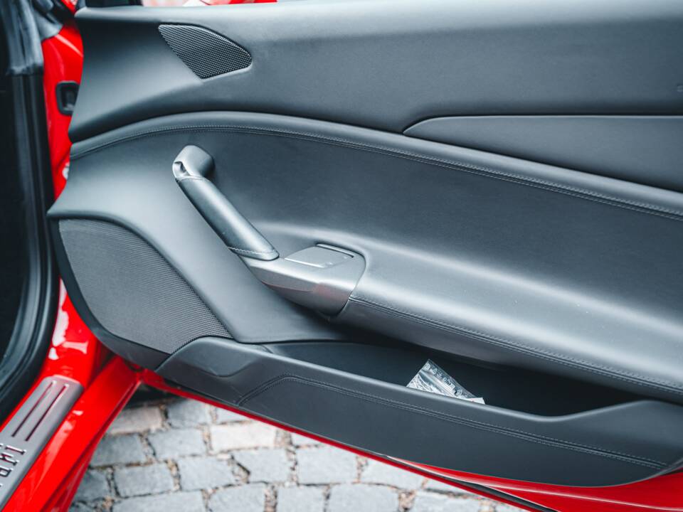 Image 38/56 of Ferrari 488 GTB (2020)