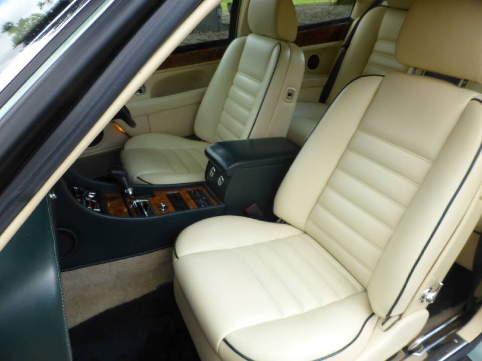 Image 16/27 of Bentley Continental R (1993)