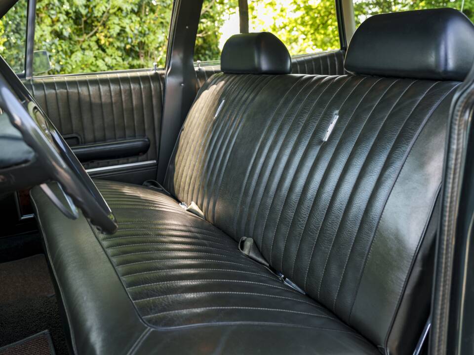 Image 23/28 of Ford LTD Country Squire (1968)
