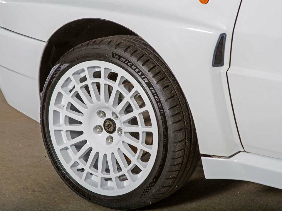 Image 13/20 de Lancia Delta HF Integrale Evoluzione I (1992)