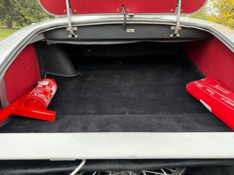 Image 44/50 of Jaguar XK 120 OTS (1953)