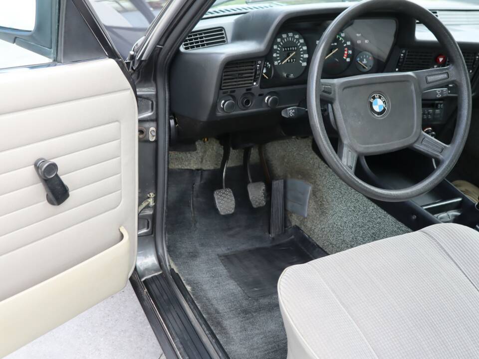 Image 31/50 of BMW 323i (1980)