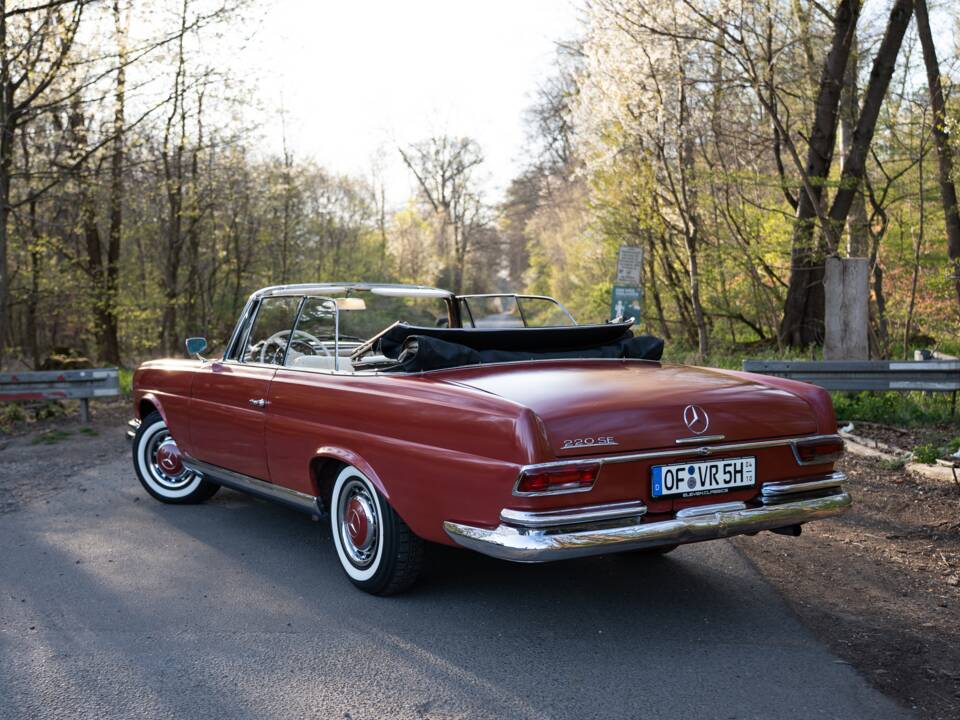 Afbeelding 4/14 van Mercedes-Benz 220 SE b (1963)