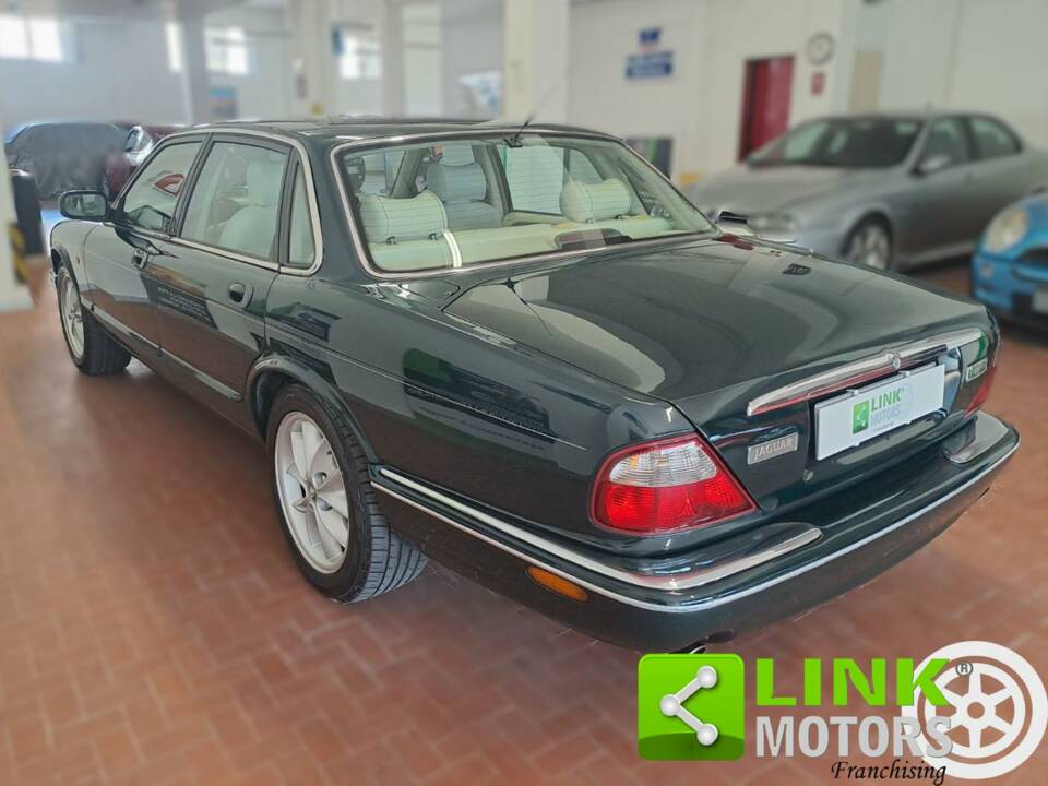 Bild 7/10 von Jaguar XJ 8 Executive (1998)