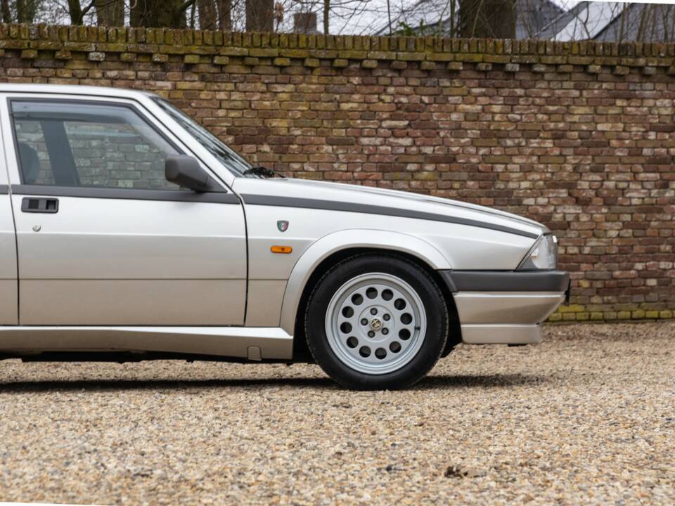 Afbeelding 37/50 van Alfa Romeo 75 2.0 Twin Spark (1988)