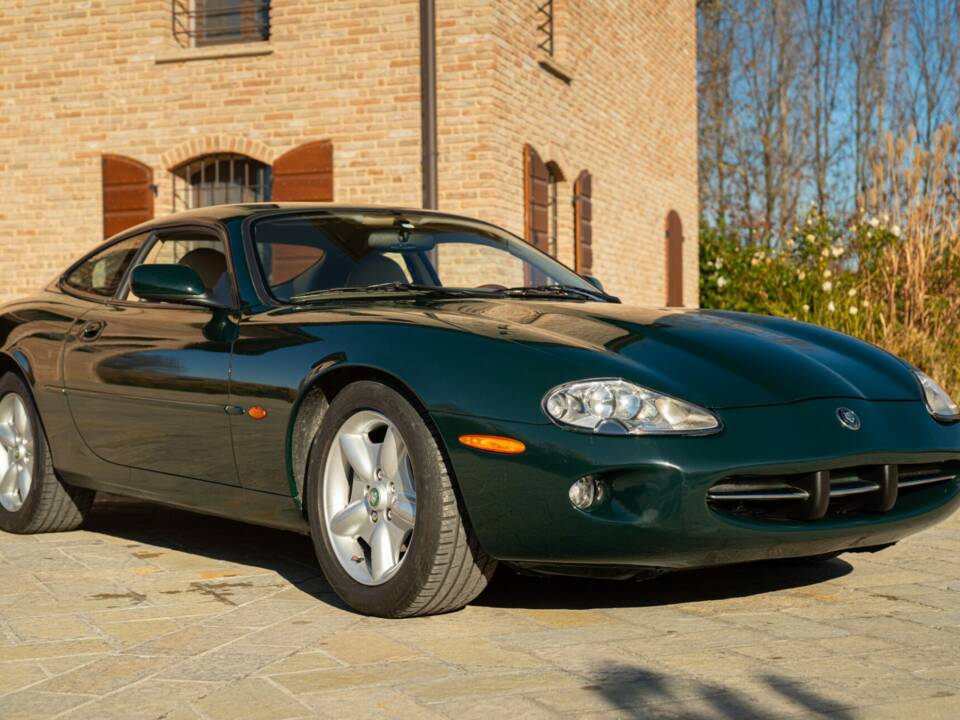 Obraz 2/50 pojazdu Jaguar XK8 4.0 (1998)
