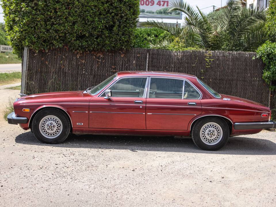 Image 4/44 of Jaguar XJ 12 (1990)