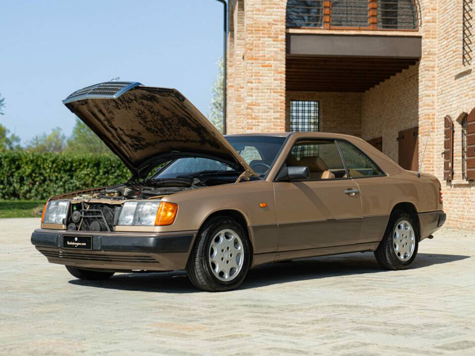 Image 42/46 de Mercedes-Benz 300 CE (1988)