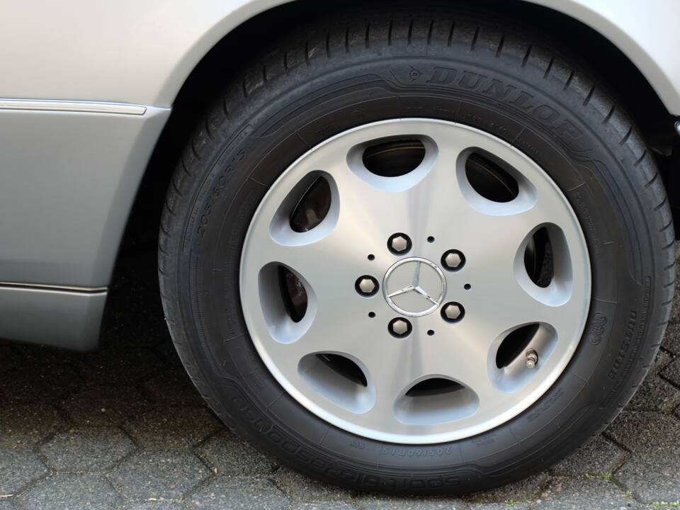 Image 54/74 of Mercedes-Benz E 320 (1997)