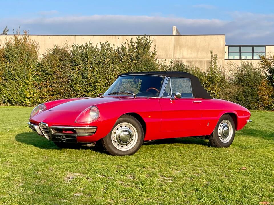 Image 2/28 of Alfa Romeo 1750 Spider Veloce (1968)