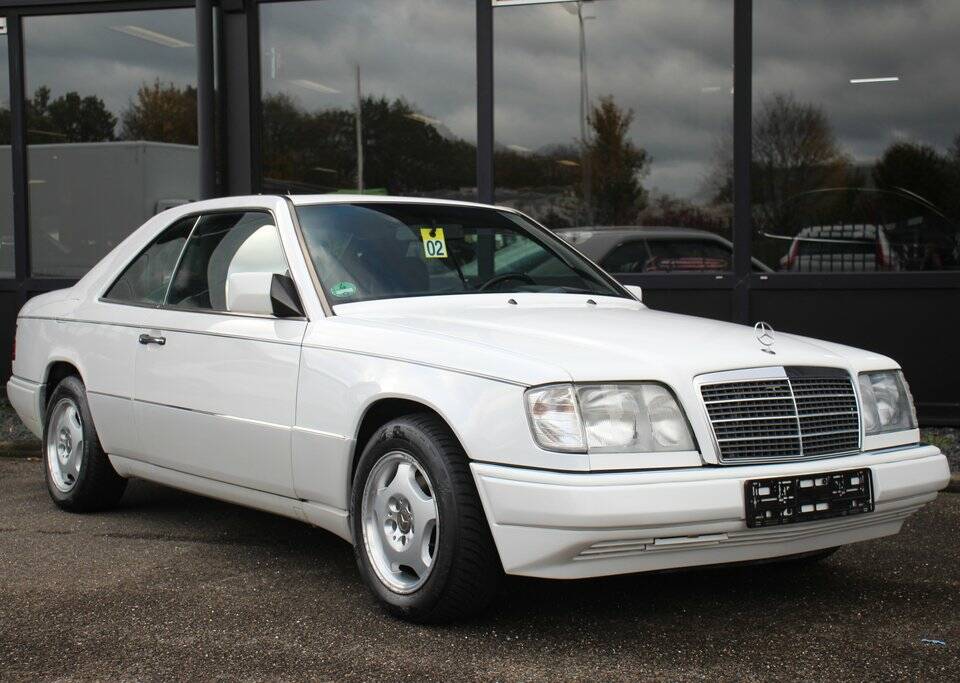 Bild 1/8 von Mercedes-Benz 220 CE (1993)