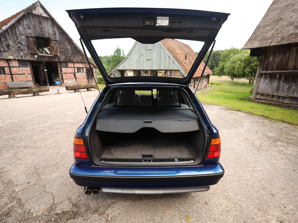 Image 18/64 of BMW M5 Touring (1992)