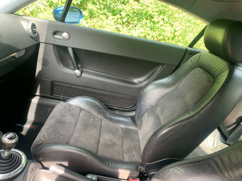 Image 25/72 of Audi TT 1.8 T (2000)