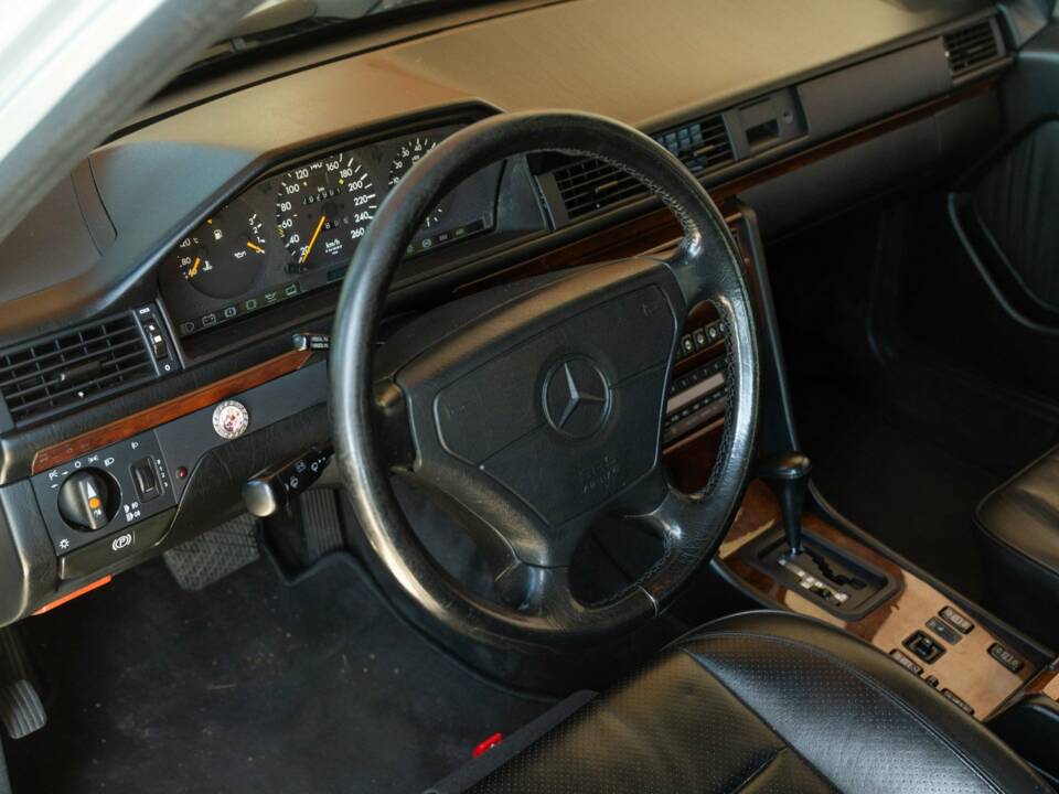 Image 30/50 of Mercedes-Benz 500 E (1992)