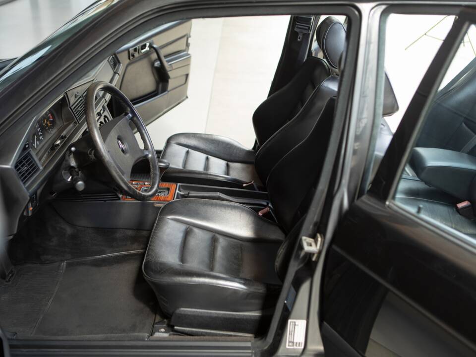 Image 9/23 de Mercedes-Benz 190 E 2.5-16 (1989)