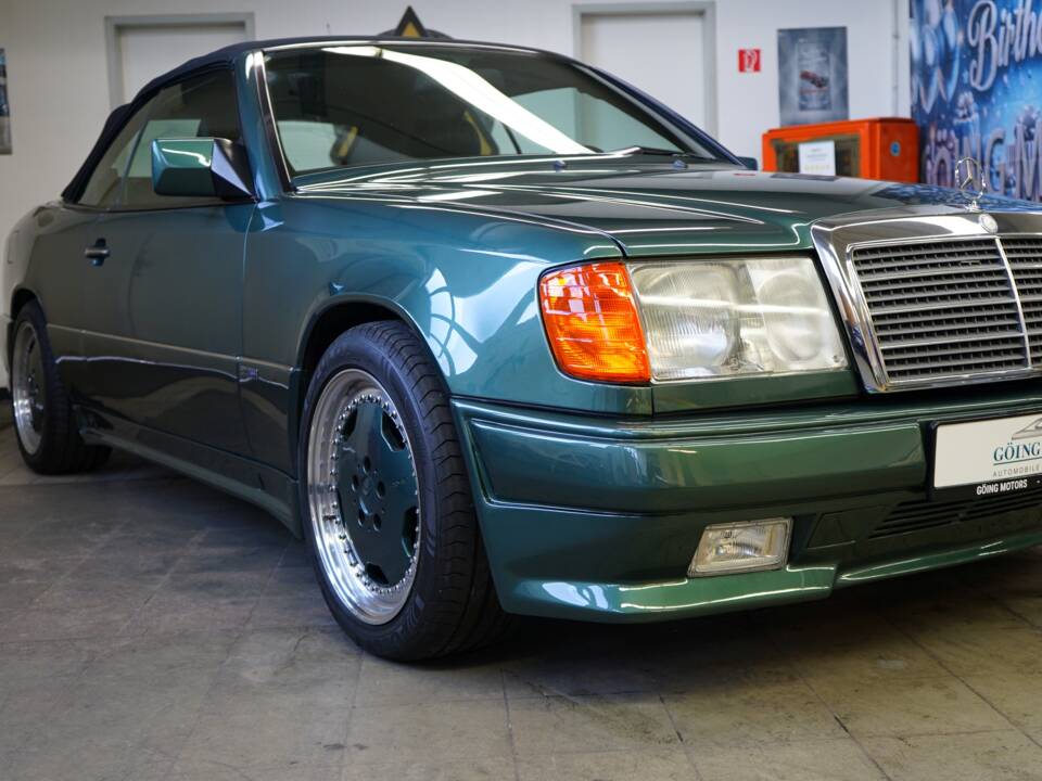 Image 2/38 of Mercedes-Benz 300 CE-24 (1992)