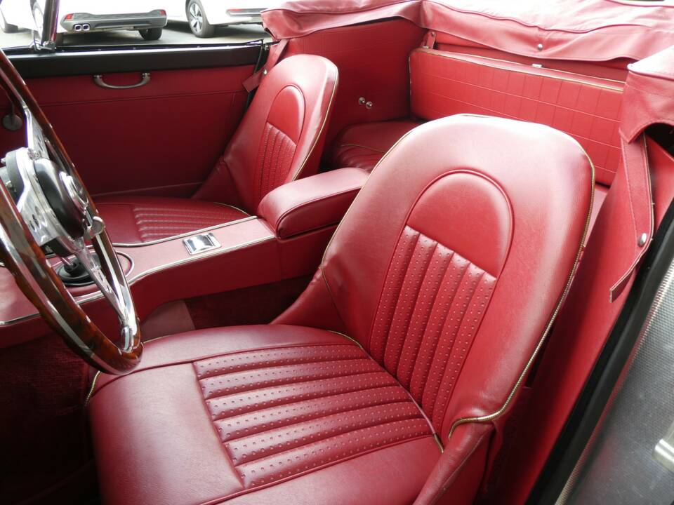 Immagine 10/28 di Austin-Healey 3000 Mk III (BJ8) (1966)