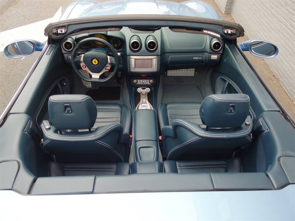 Image 17/49 of Ferrari California (2010)