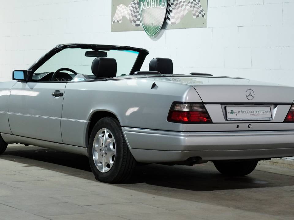 Image 3/23 of Mercedes-Benz E 200 (1996)