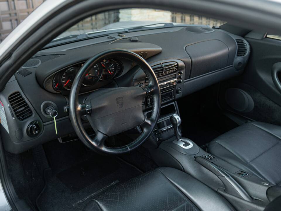 Image 28/50 of Porsche 911 Carrera 4 (1999)