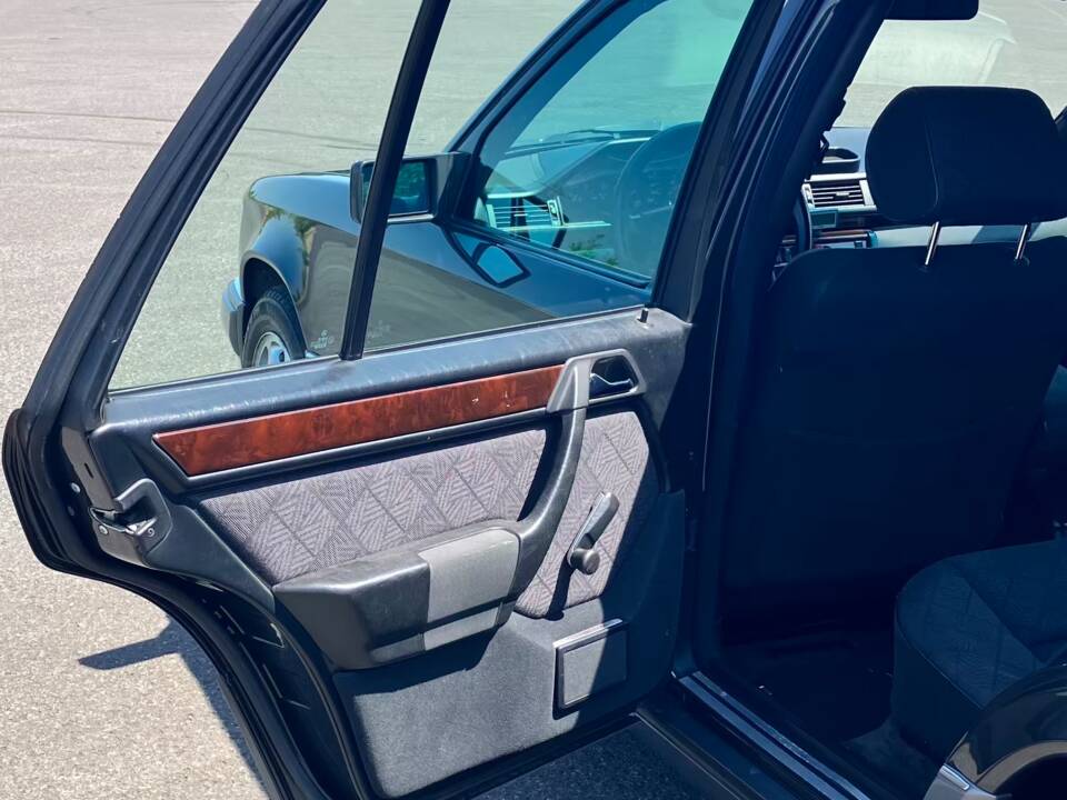 Bild 14/41 von Mercedes-Benz E 220 T (1995)