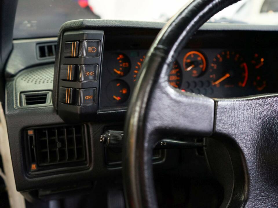 Image 29/55 of Mitsubishi Starion (1989)