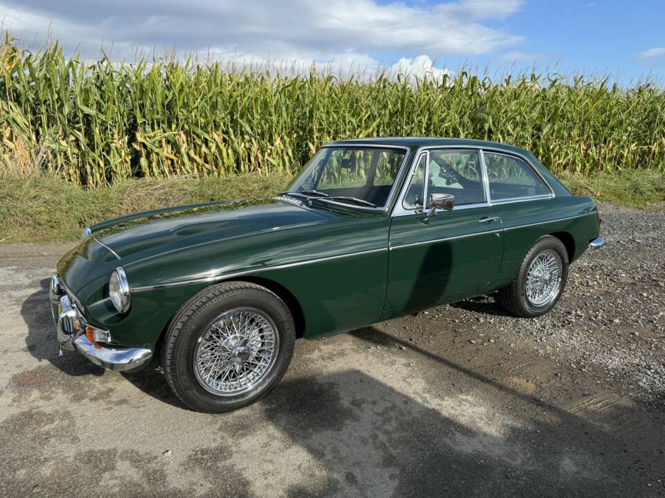 Image 2/50 of MG MGC GT (1969)