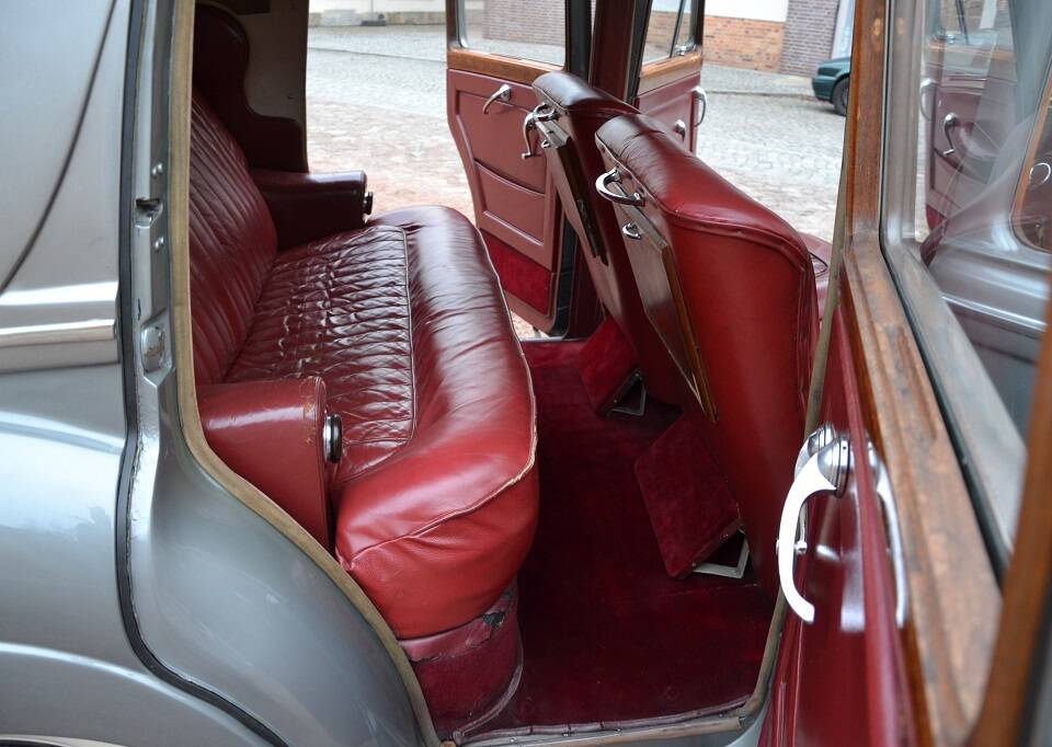 Image 17/23 of Bentley R-Type (1953)