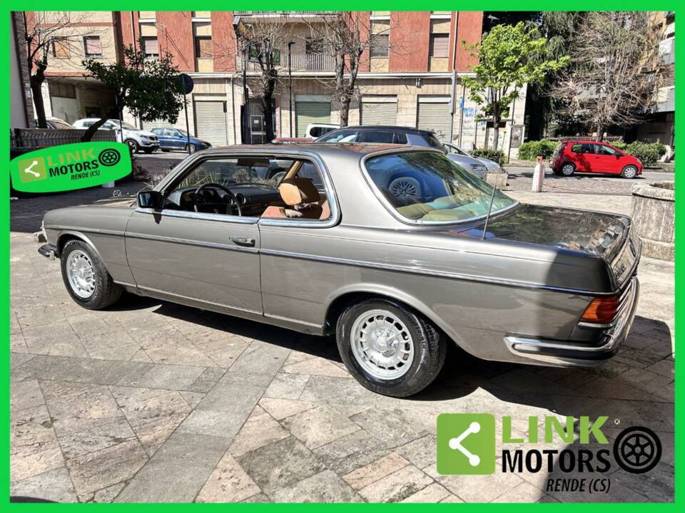 Image 3/10 of Mercedes-Benz 230 CE (1984)