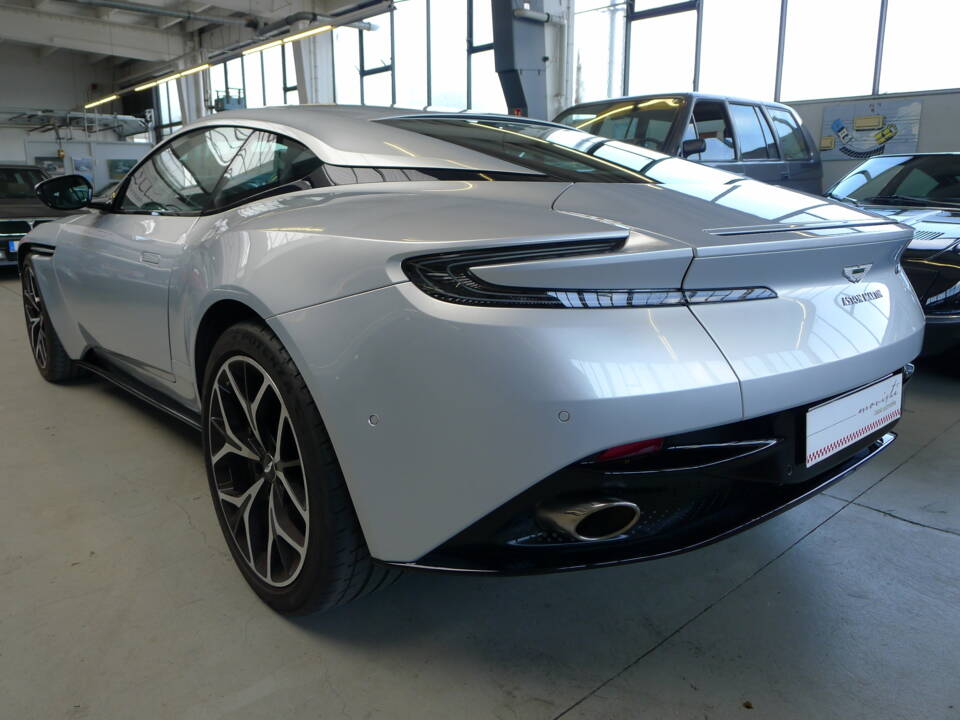 Image 26/37 of Aston Martin DB 11 V12 (2020)