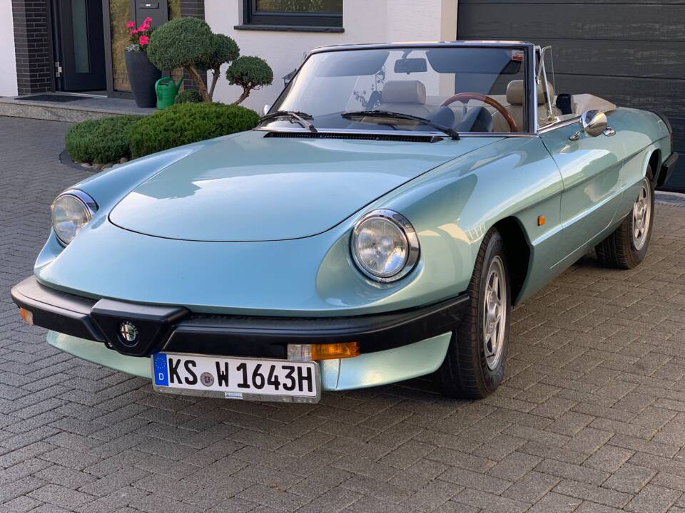 Image 1/55 of Alfa Romeo 2.0 Spider (1984)