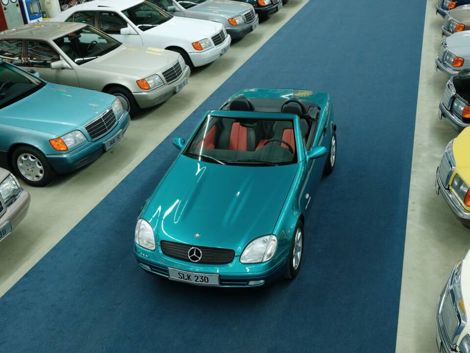 Immagine 4/50 di Mercedes-Benz SLK 230 Kompressor (1998)