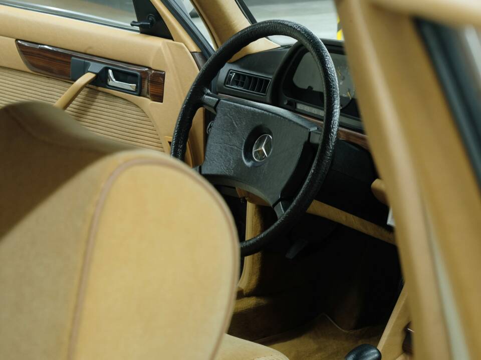Bild 22/50 von Mercedes-Benz 280 SEL (1983)