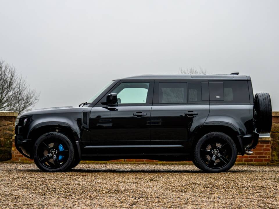 Image 2/50 of Land Rover Defender 110 V8 &quot;Bond Edition&quot; (2021)