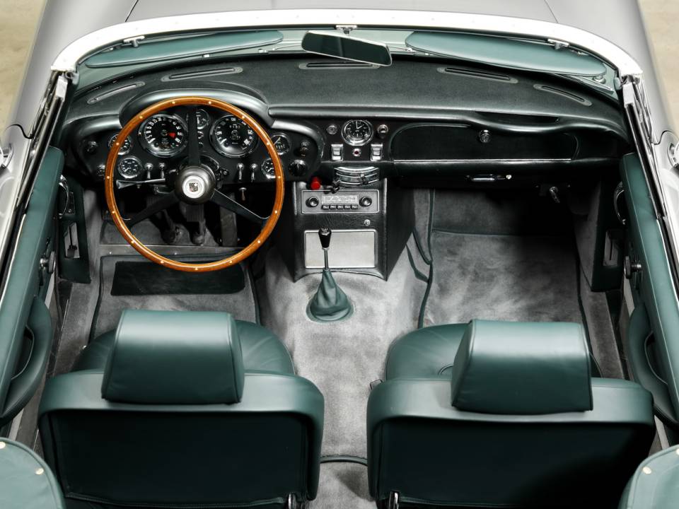Image 14/24 de Aston Martin DB 6 Vantage Volante (1967)