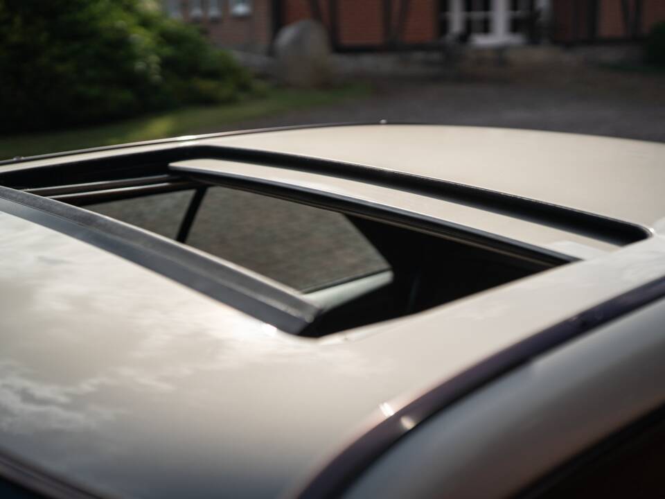 Immagine 3/73 di Mercedes-Benz 300 CE (1991)