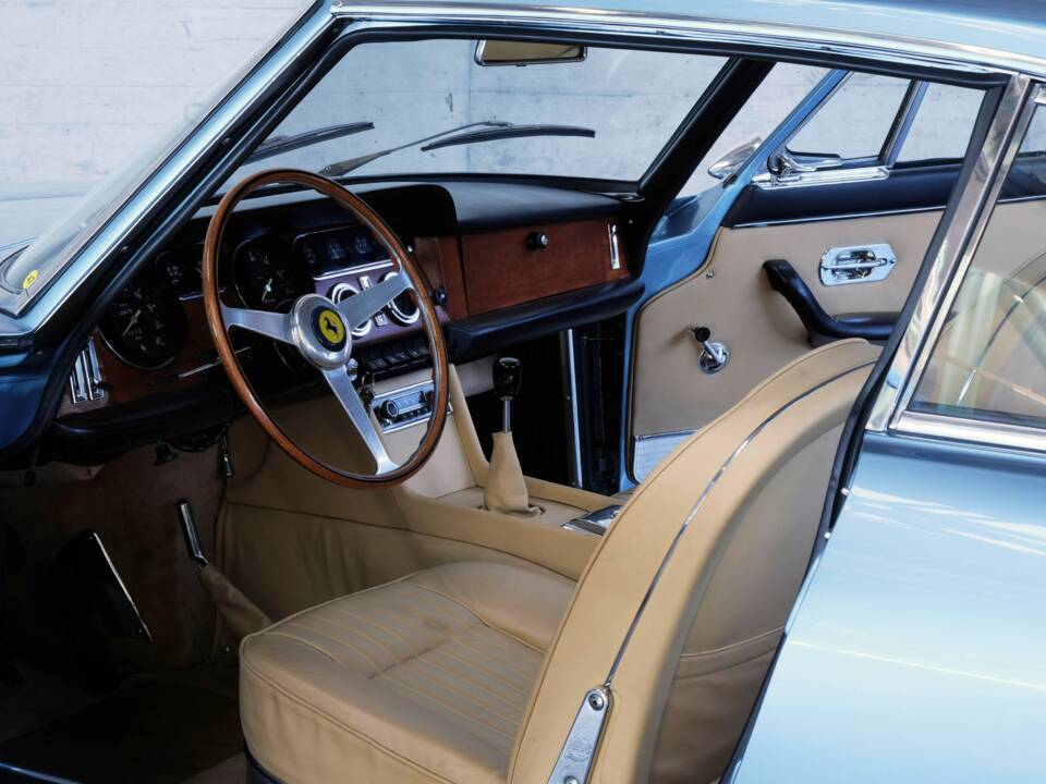 Image 19/50 of Ferrari 330 GT 2+2 (1964)